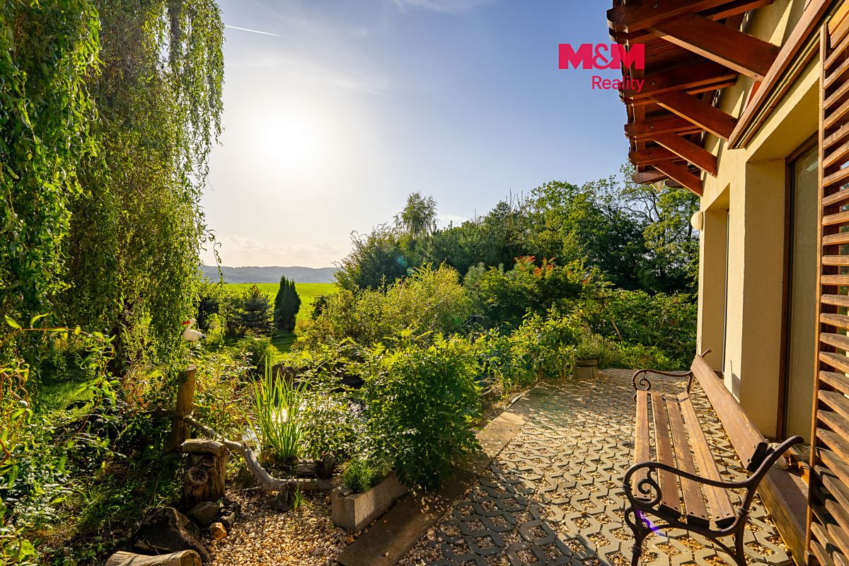 Prodej rodinného domu 204 m², pozemek 2000 m²