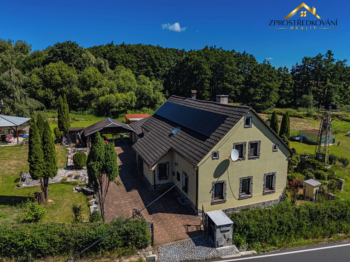 Prodej rodinného domu 258 m², pozemek 2807 m²