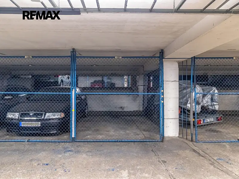 Prodej garážového stání 12 m², Praha – náhled fotky 1