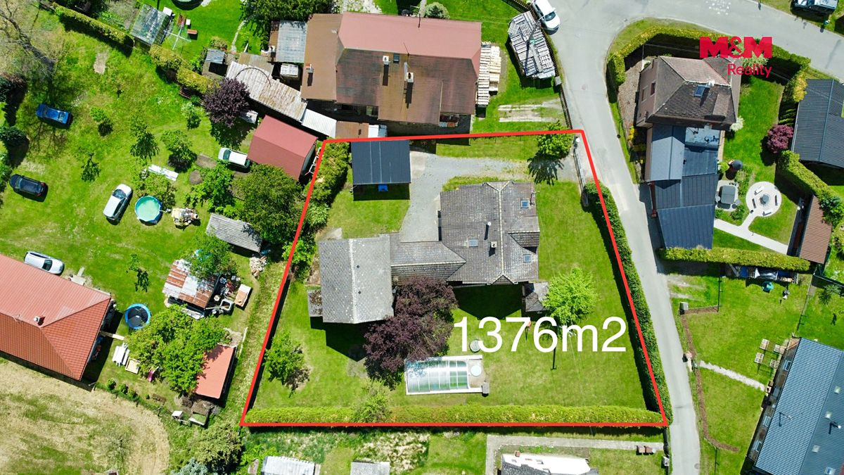 Prodej rodinného domu 199 m², pozemek 1376 m² – fotografie 2