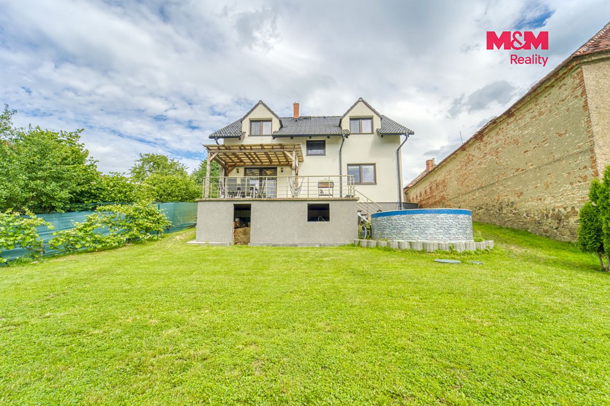 Prodej rodinného domu 144 m², pozemek 925 m² – fotografie 3