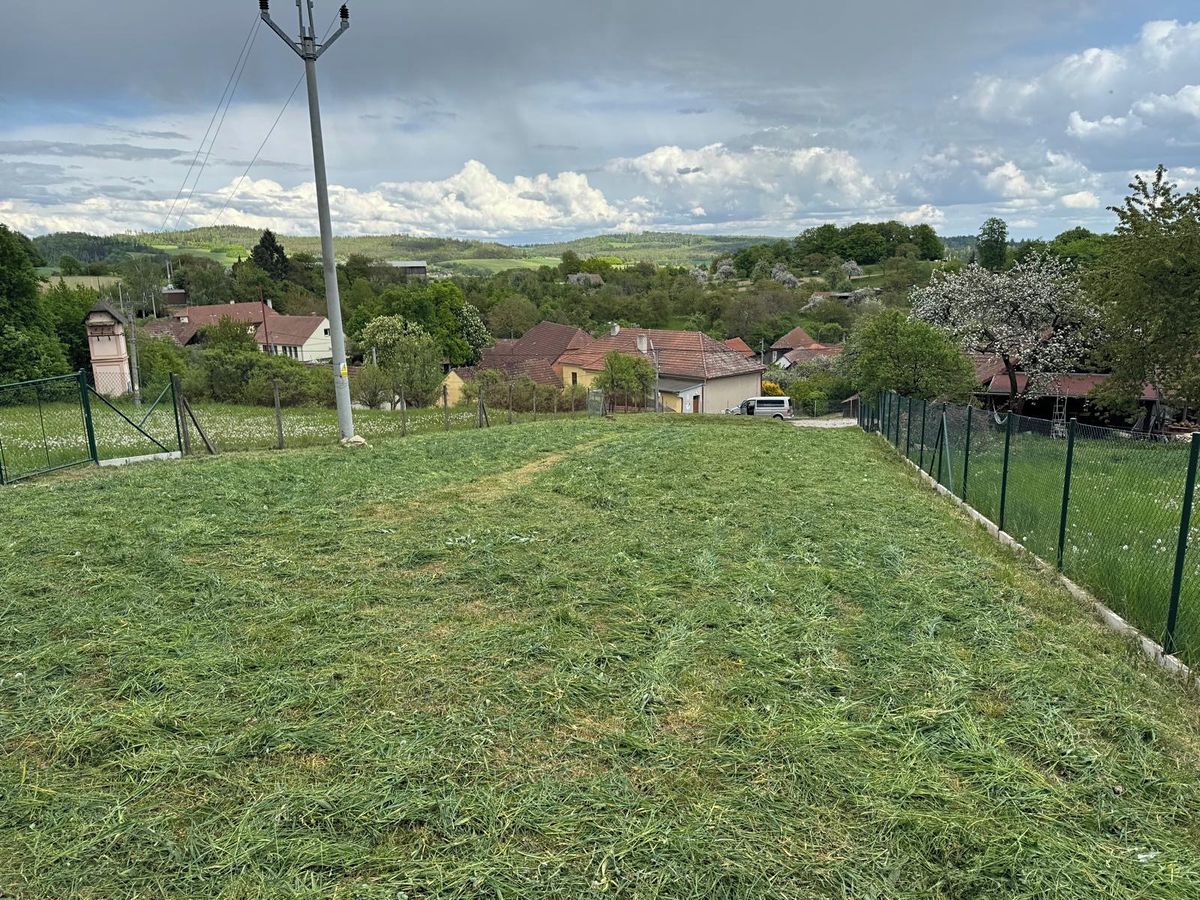 Prodej stavebního pozemku 1100 m² – fotografie 3