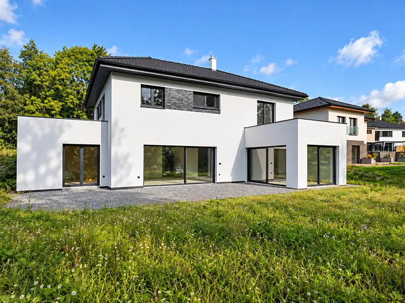 Prodej rodinného domu 293 m², pozemek 1631 m², Kamenice – náhled fotky 1