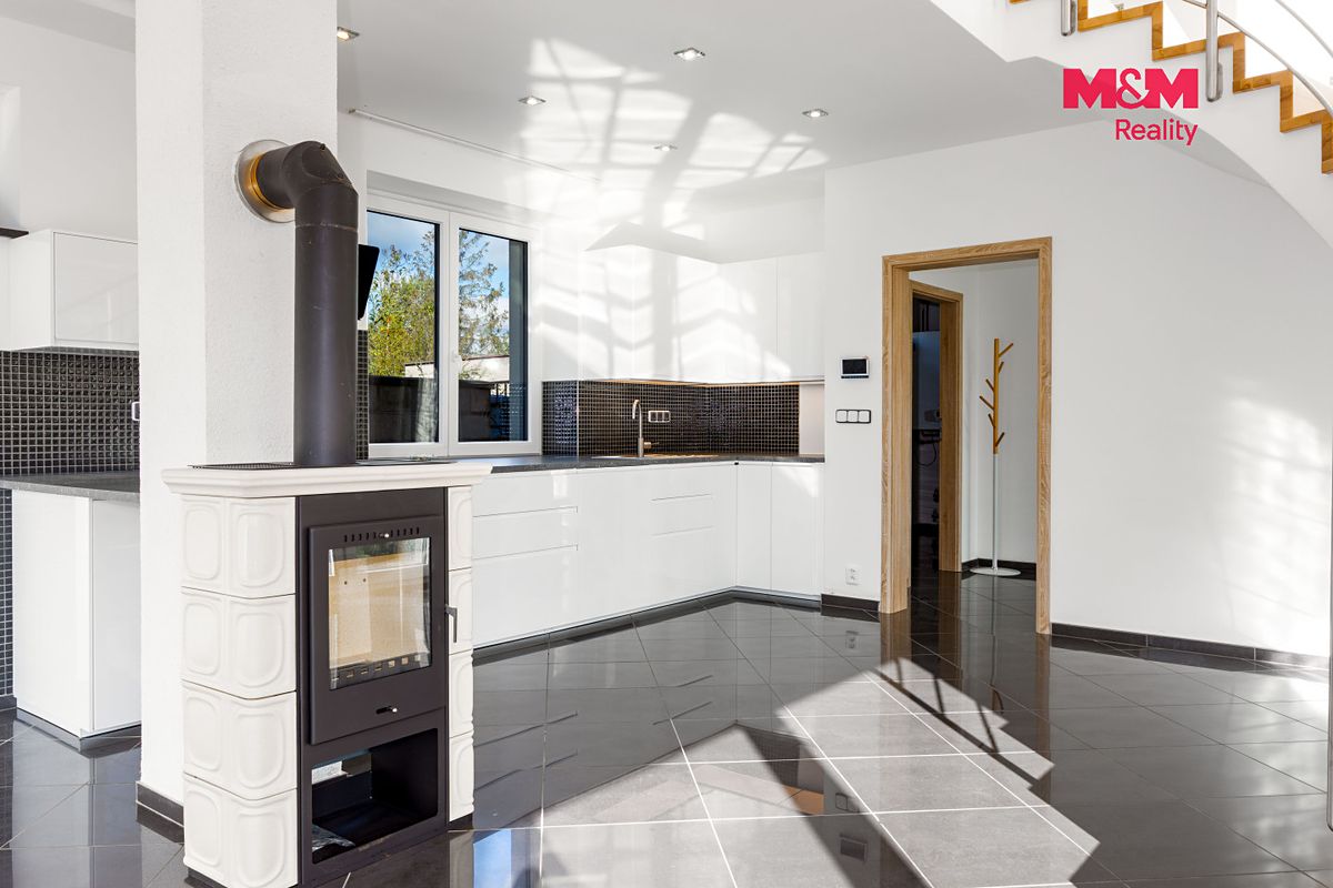 Prodej rodinného domu 108 m², pozemek 803 m² – fotografie 3