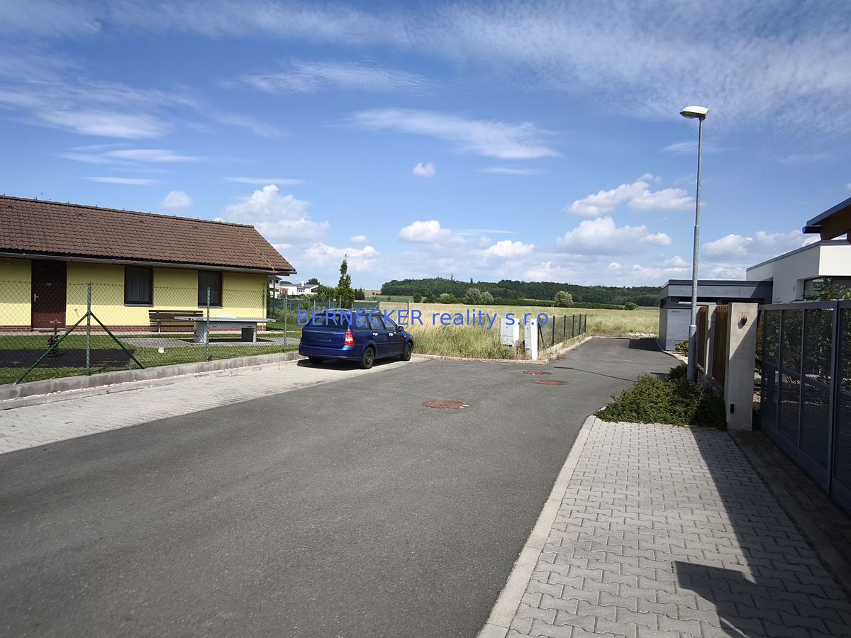 Prodej stavebního pozemku 694 m² – fotografie 3