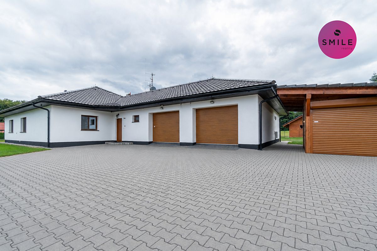 Prodej rodinného domu 333 m², pozemek 2421 m²