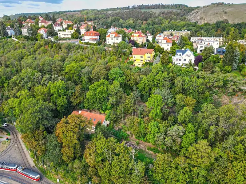 Prodej stavebního pozemku 1168 m², Praha – náhled fotky 1