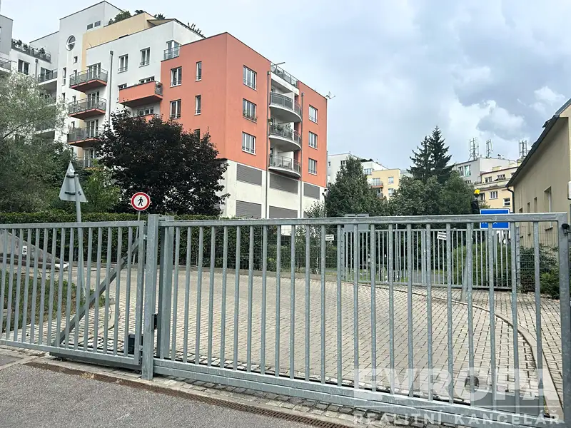 Pronájem garážového stání 17 m², Praha – náhled fotky 3