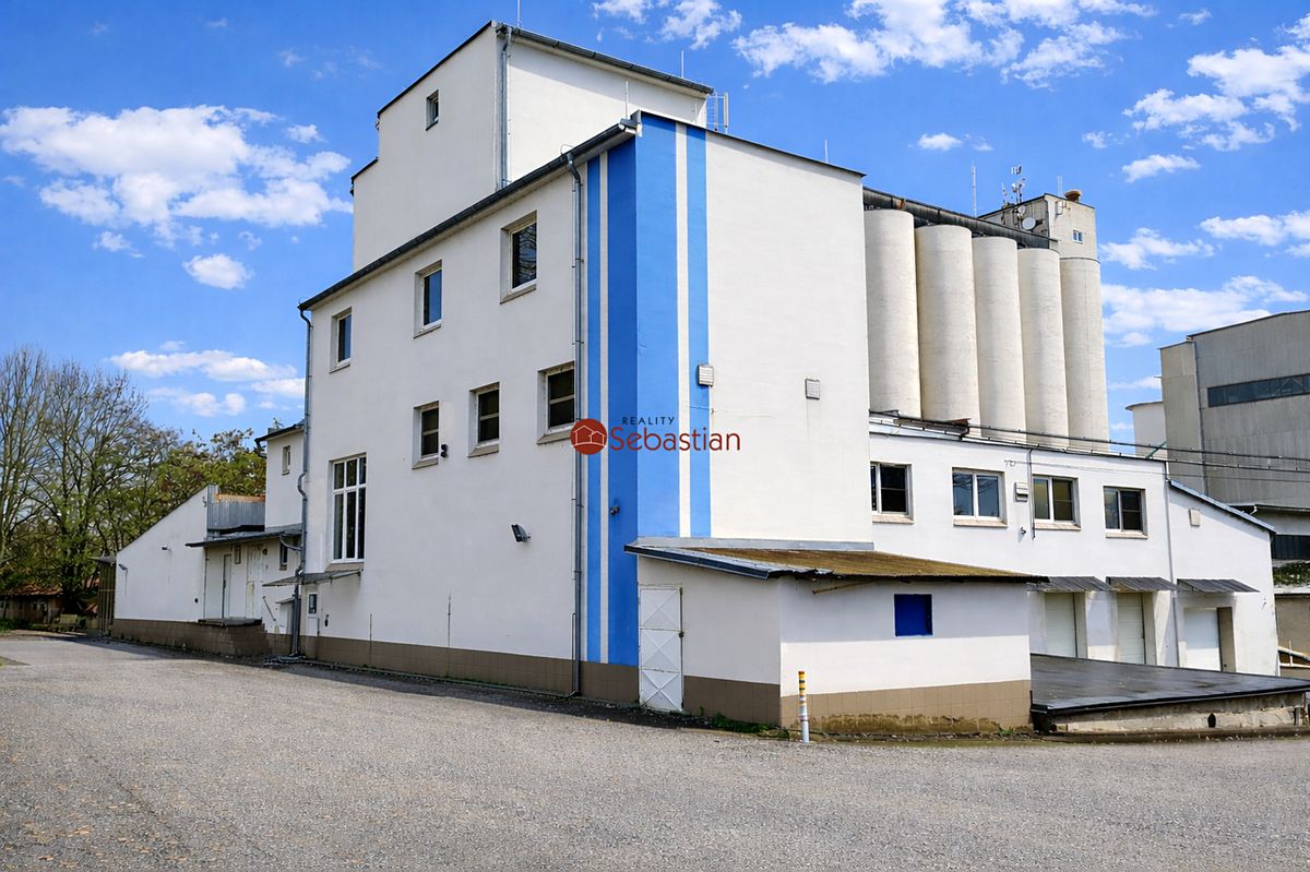 Pronájem výrobní haly, prostoru 1930 m²