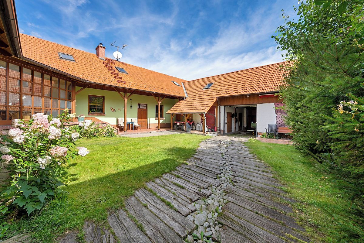 Prodej vícegeneračního domu 300 m², pozemek 2800 m²
