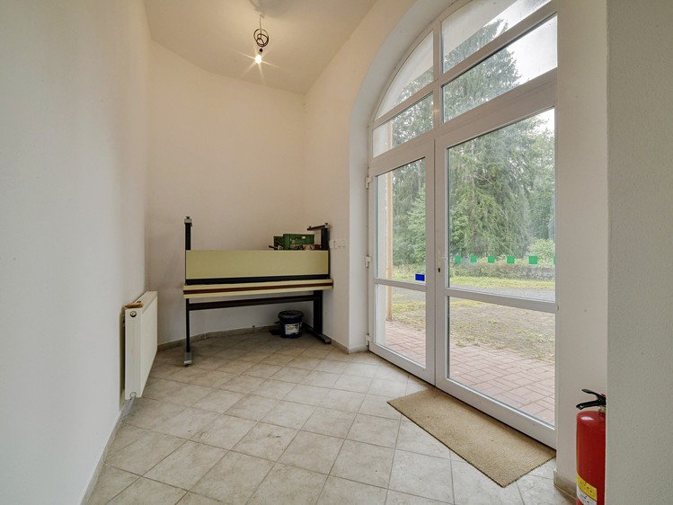 Комерційне приміщення на продаж, 899 м² (64 з 100)