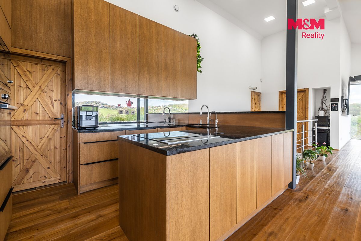 Prodej rodinného domu 292 m², pozemek 1697 m² – fotografie 4