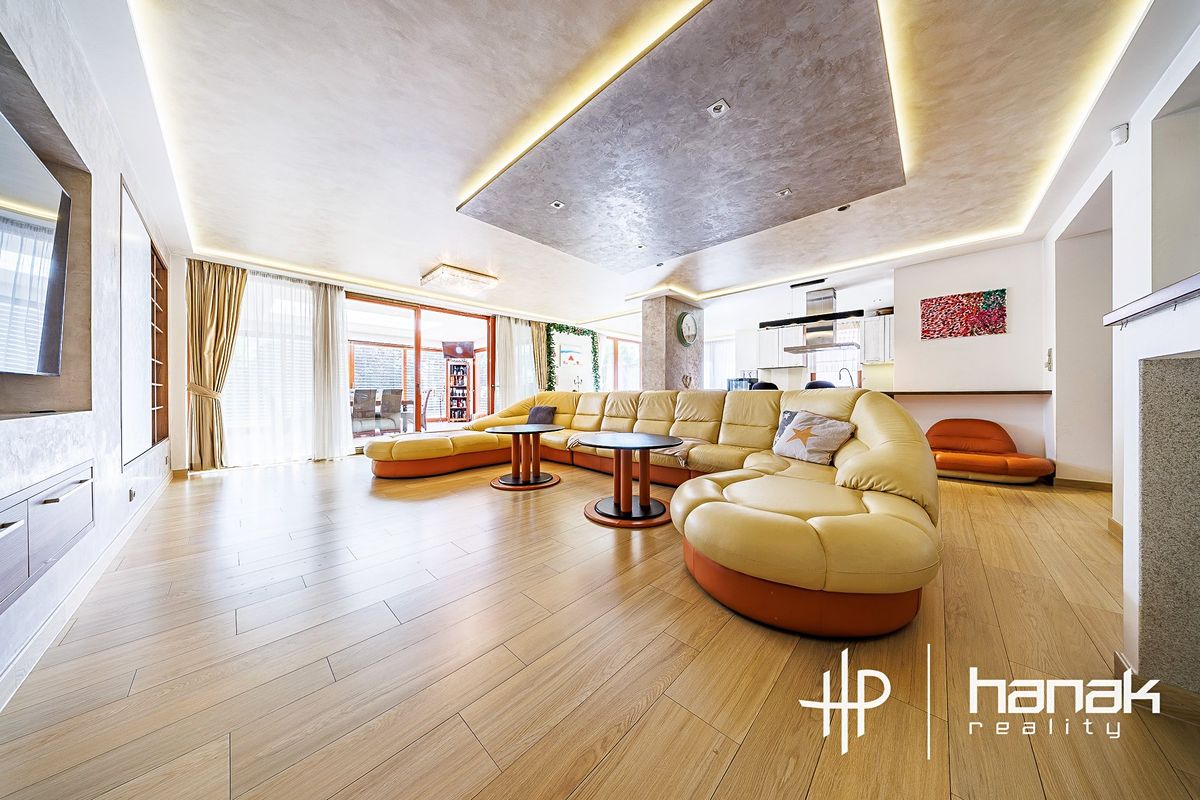 Prodej rodinného domu 262 m², pozemek 963 m² – fotografie 3