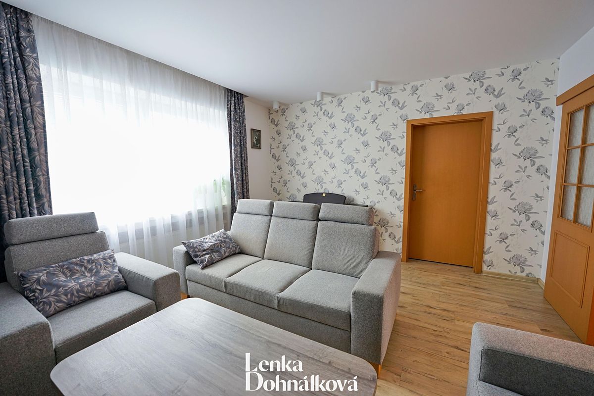 Prodej rodinného domu 250 m², pozemek 588 m² – fotografie 5