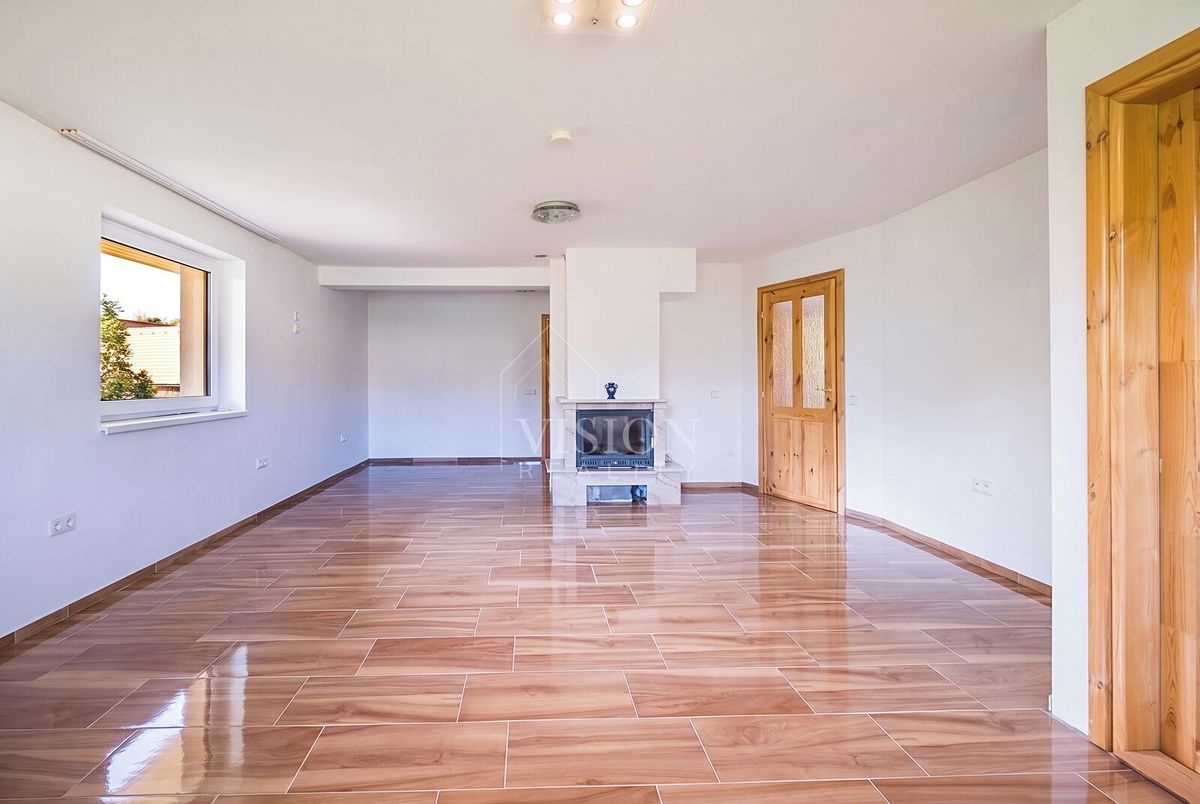 Prodej rodinného domu 238 m², pozemek 811 m² – fotografie 2