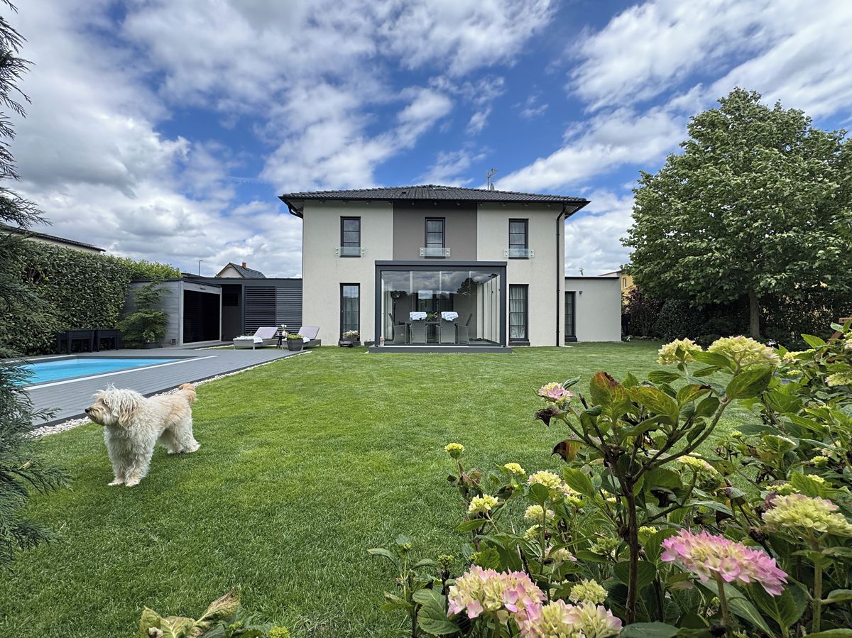 Prodej rodinného domu 276 m², pozemek 765 m² – fotografie 2