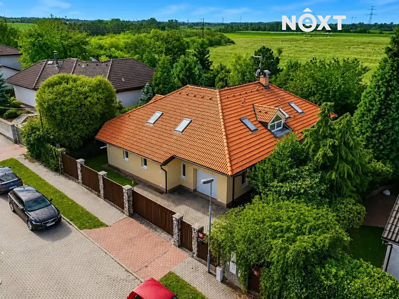 Prodej rodinného domu 337 m², pozemek 915 m², Praha – náhled fotky 2