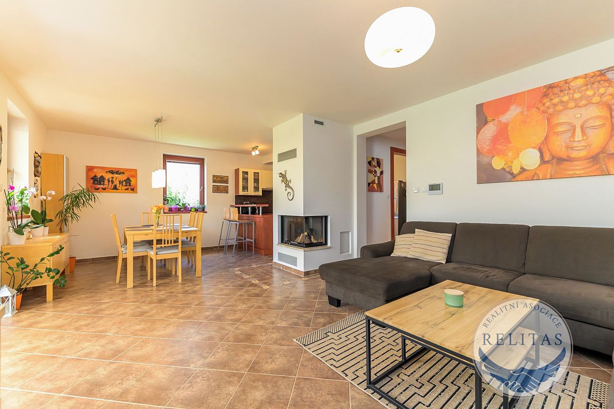 Prodej rodinného domu 229 m², pozemek 813 m² – fotografie 3