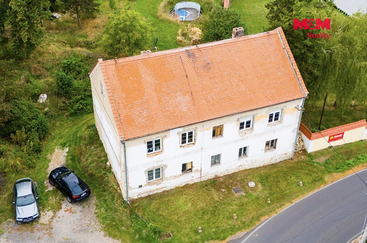 Prodej rodinného domu 300 m², pozemek 444 m² – fotografie 2