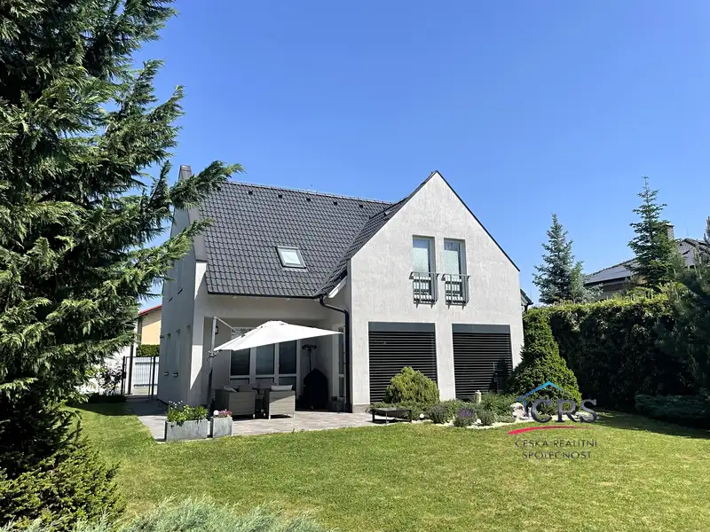 Prodej rodinného domu 310 m², pozemek 1176 m², Hostivice – náhled fotky 1