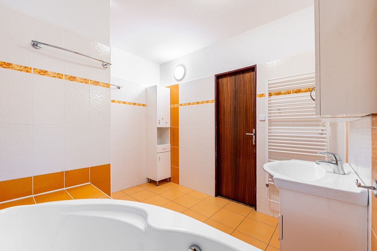 Pronájem rodinného domu 200 m², pozemek 269 m² – fotografie 3