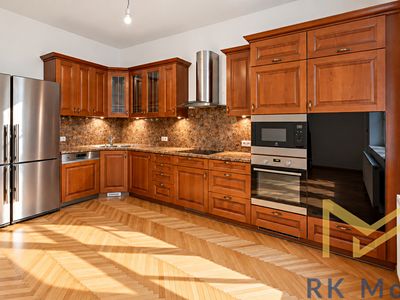 Pronájem rodinného domu 413 m², pozemek 688 m²