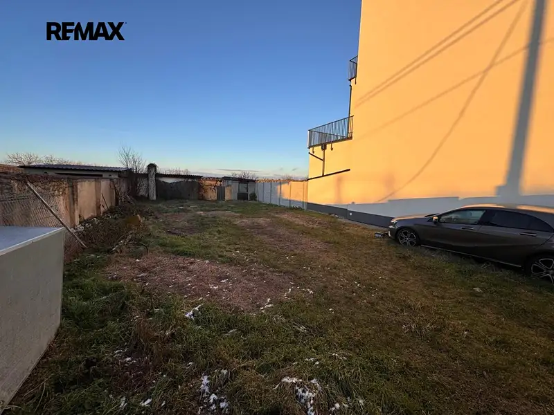 Prodej stavebního pozemku 853 m², Znojmo – náhled fotky 1