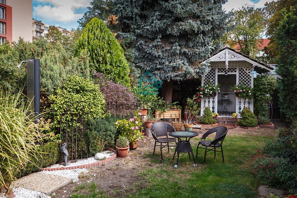 Prodej rodinného domu 243 m², pozemek 187 m² – fotografie 2