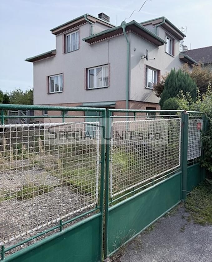 Prodej rodinného domu 250 m², pozemek 811 m²