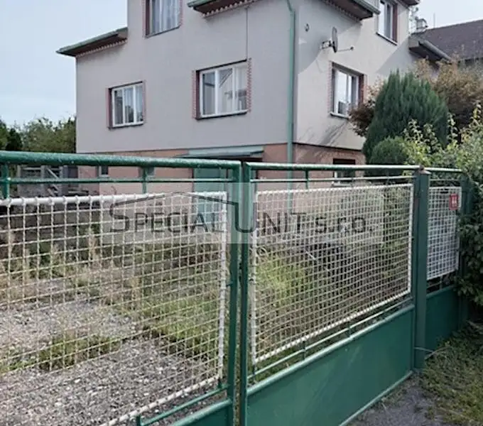Prodej rodinného domu 250 m², pozemek 811 m², Dobrovice – náhled fotky 1