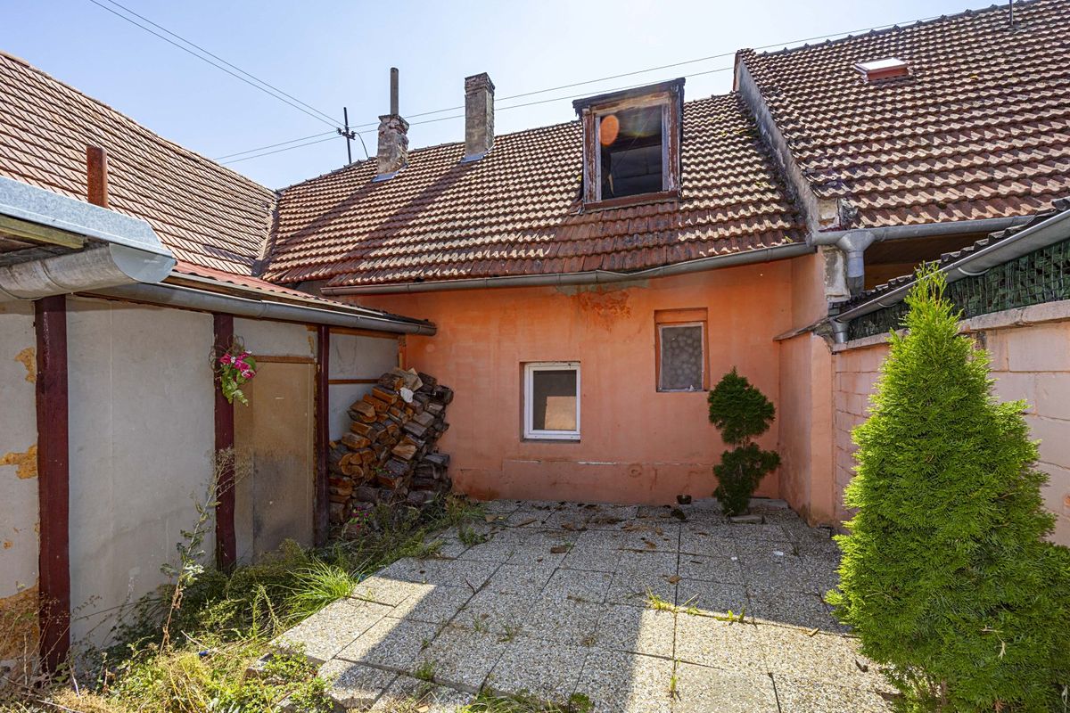 Prodej rodinného domu 220 m², pozemek 202 m² – fotografie 2