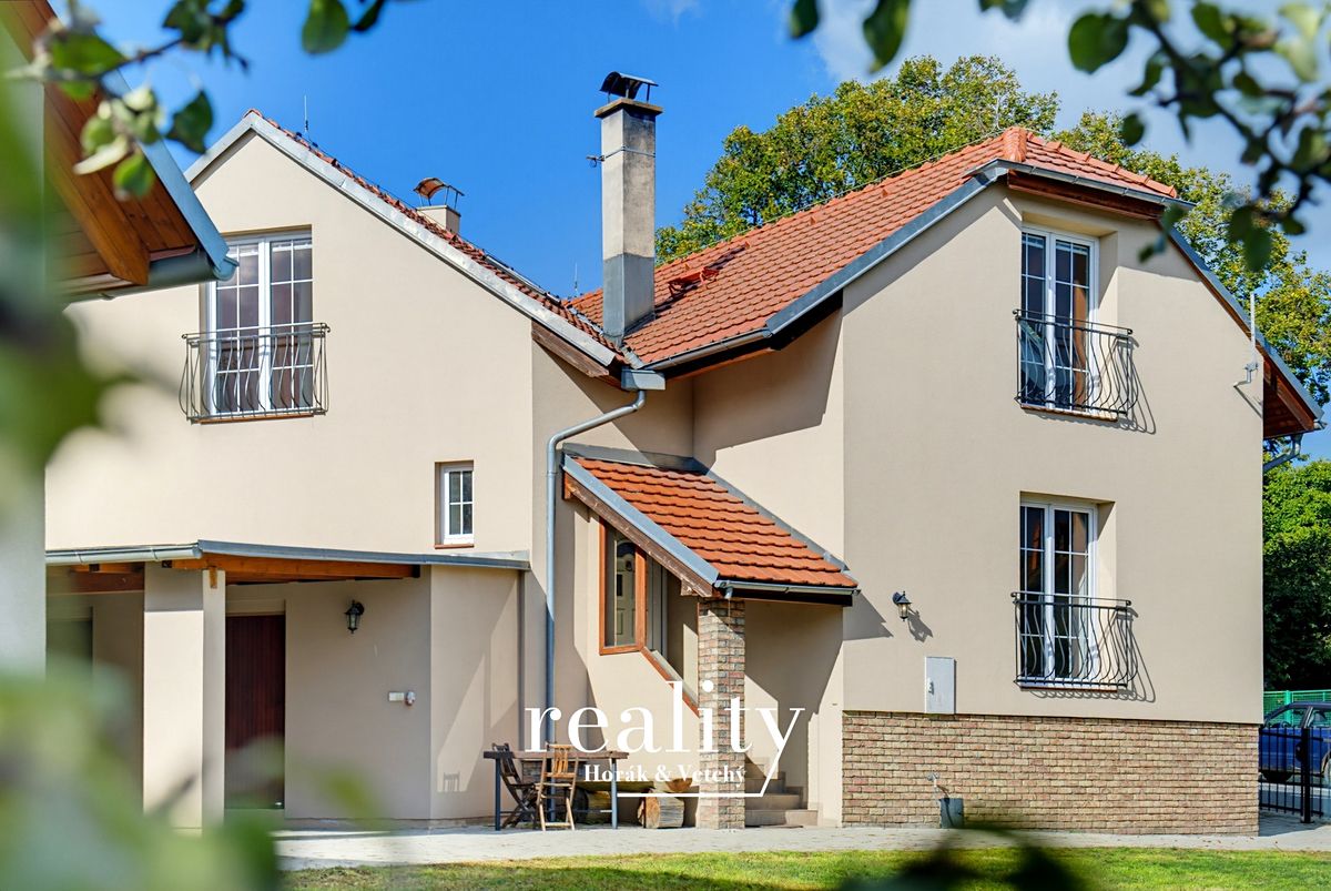 Prodej rodinného domu 178 m², pozemek 813 m² – fotografie 2