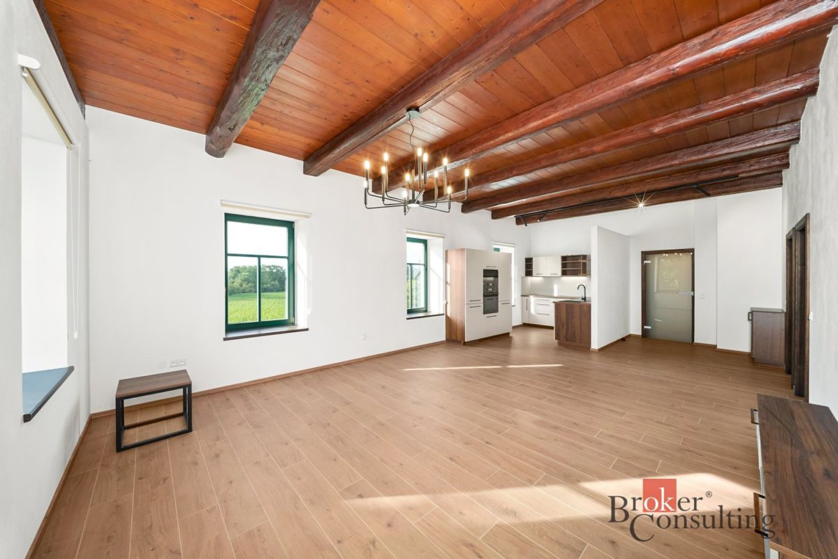 Pronájem bytu 4+kk 88 m² – fotografie 2