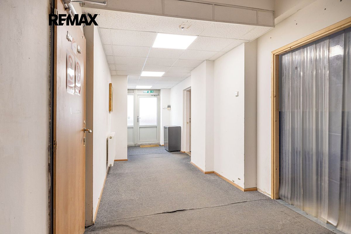 Pronájem kanceláře 1270 m² – fotografie 5