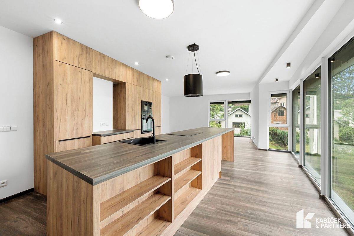 Pronájem rodinného domu 171 m², pozemek 300 m² – fotografie 2