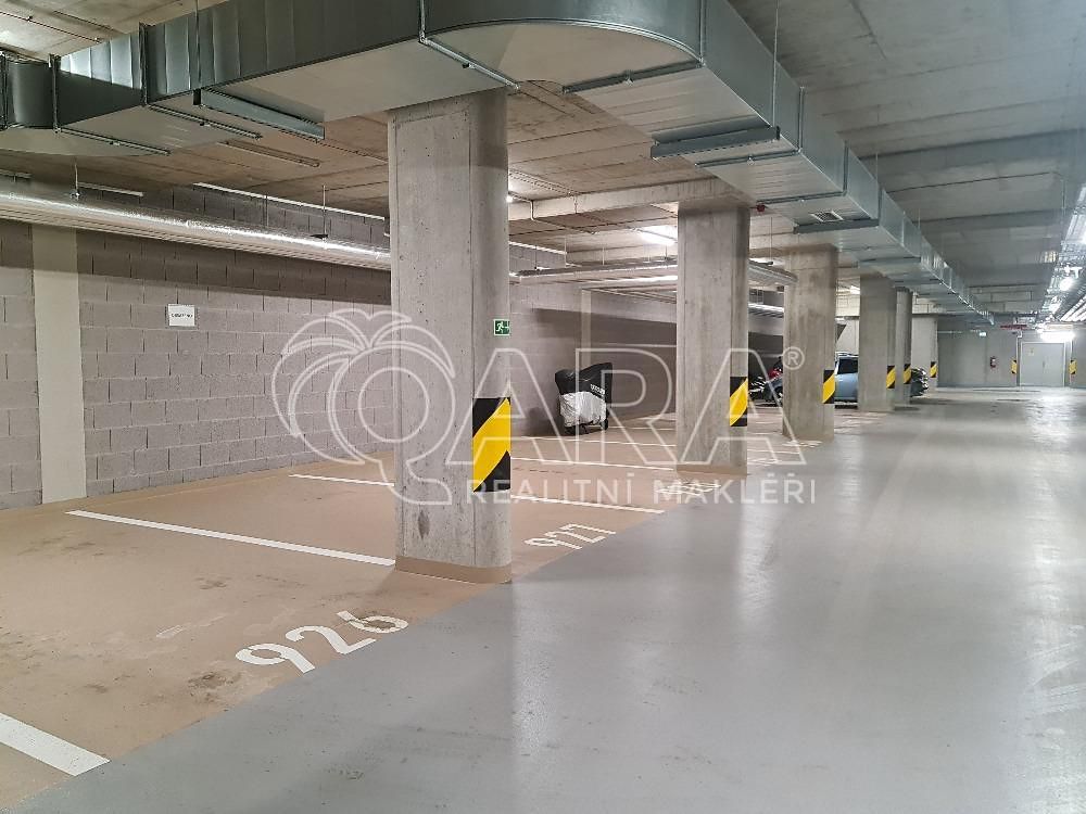 Pronájem garážového stání 13 m² – fotografie 3