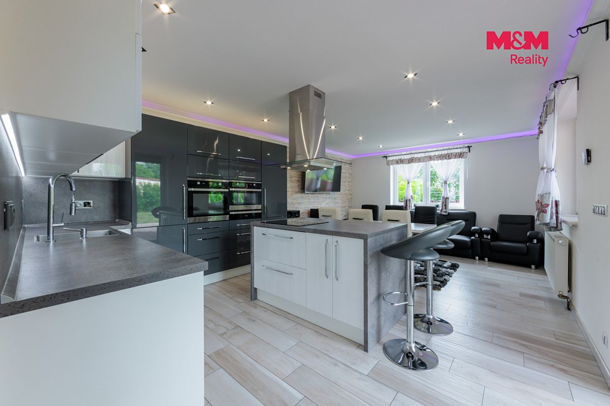 Prodej rodinného domu 198 m², pozemek 742 m² – fotografie 3