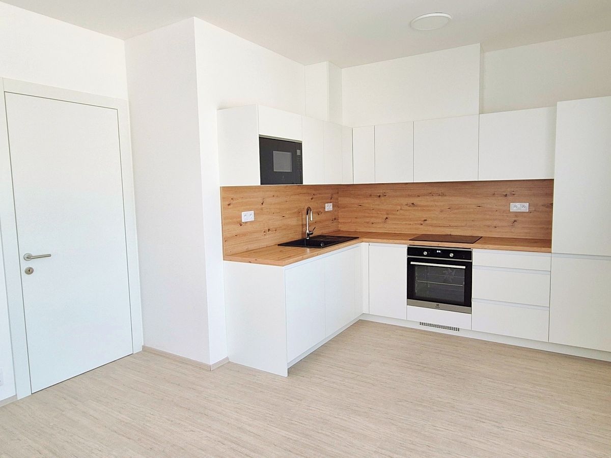 Pronájem bytu 1+kk 37 m² – fotografie 2