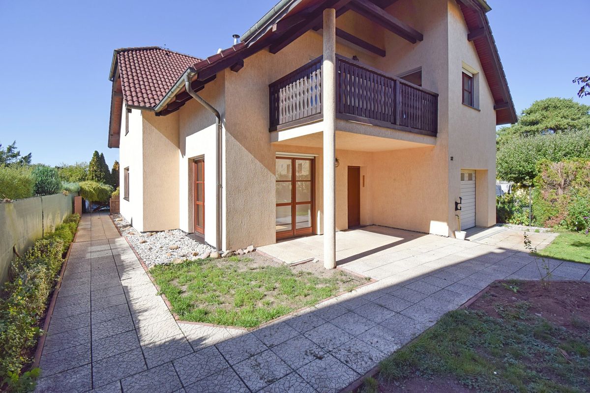 Pronájem rodinného domu 250 m², pozemek 775 m² – fotografie 2