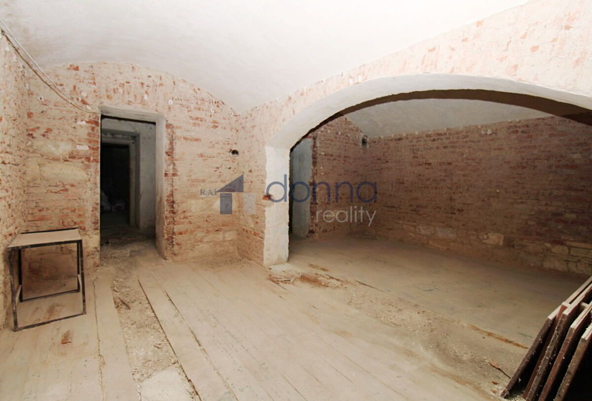 Pronájem obchodního prostoru 83 m²