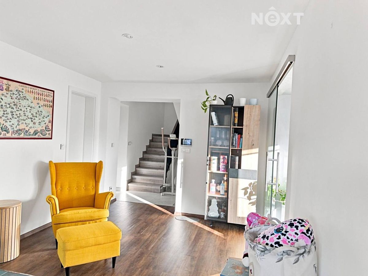 Pronájem rodinného domu 280 m², pozemek 980 m² – fotografie 4