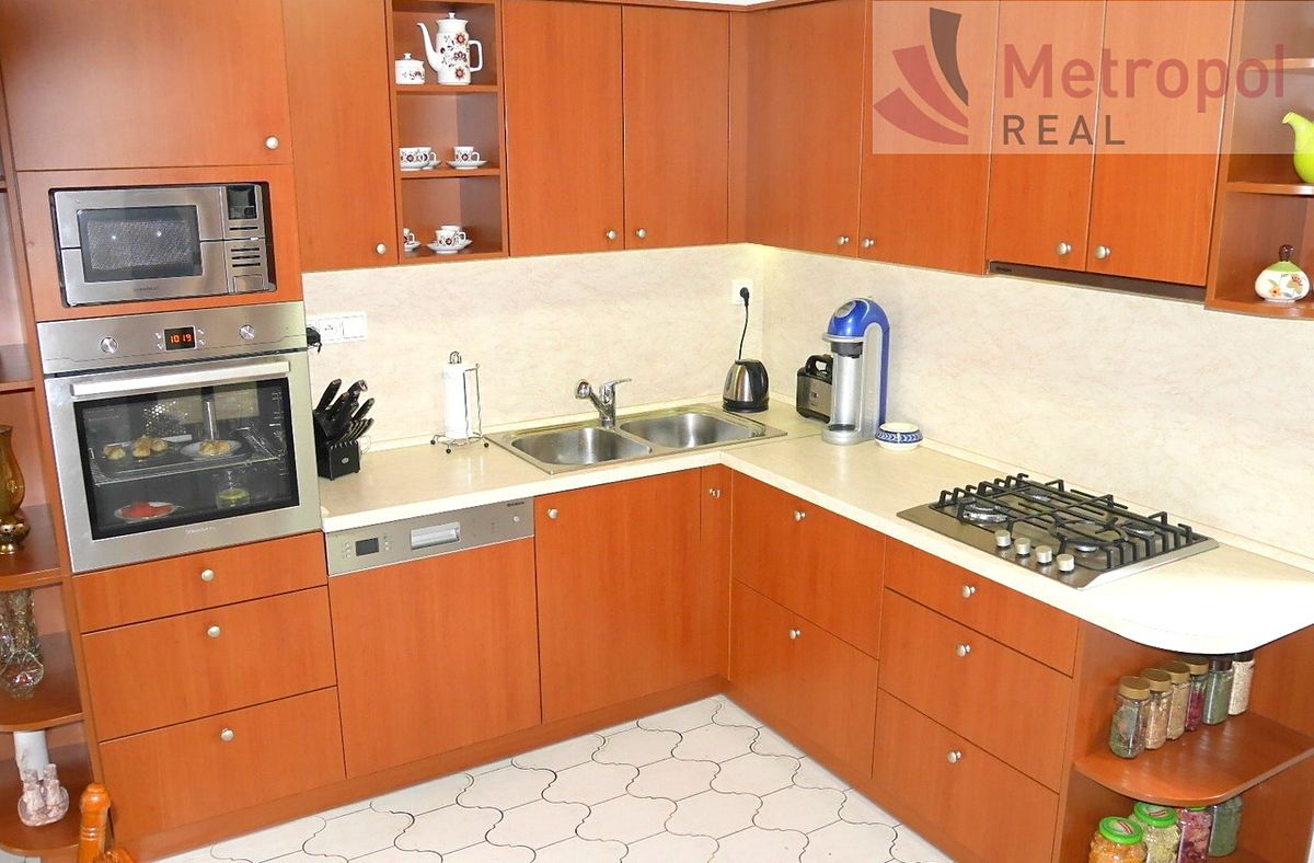 Prodej rodinného domu 360 m², pozemek 1322 m² – fotografie 5