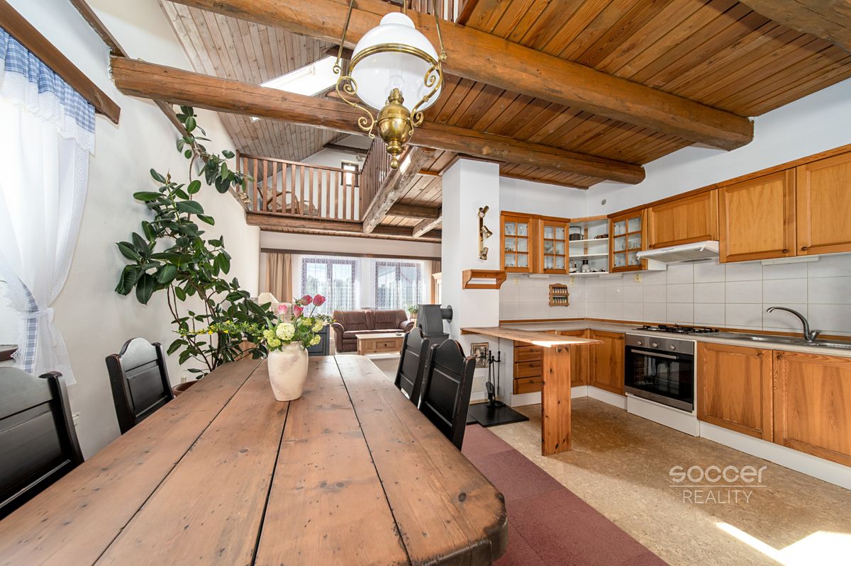 Pronájem rodinného domu 180 m², pozemek 1662 m² – fotografie 2