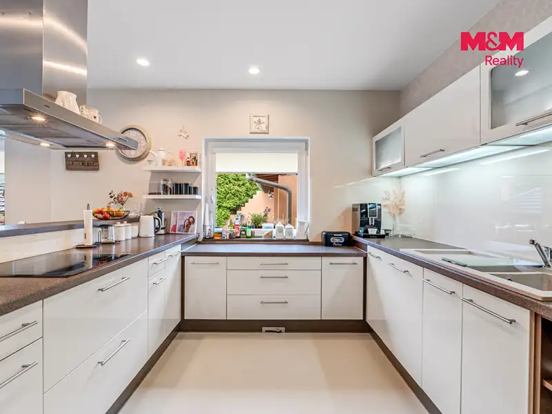 Prodej rodinného domu 252 m², pozemek 848 m², Chuderov – náhled fotky 2