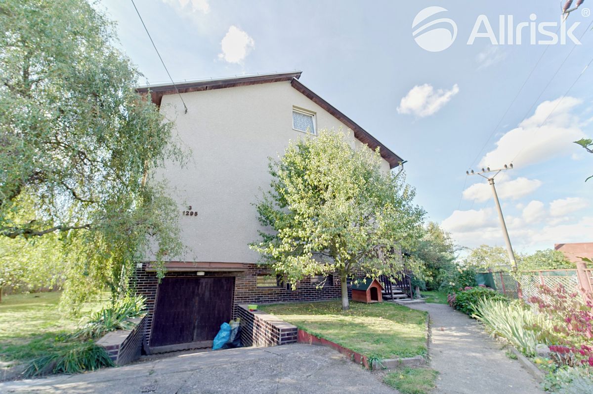 Prodej rodinného domu 210 m², pozemek 950 m² – fotografie 2