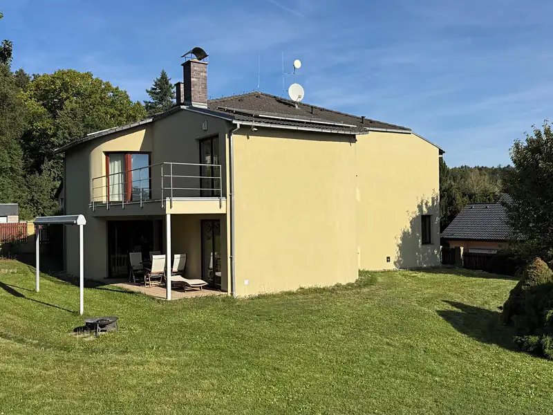 Prodej rodinného domu 258 m², pozemek 1794 m², Černolice – náhled fotky 1