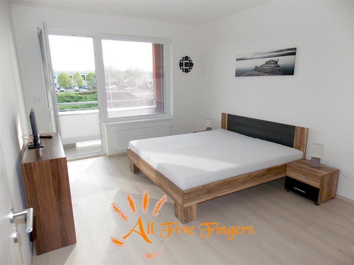 Pronájem bytu 2+kk 65 m² – fotografie 3