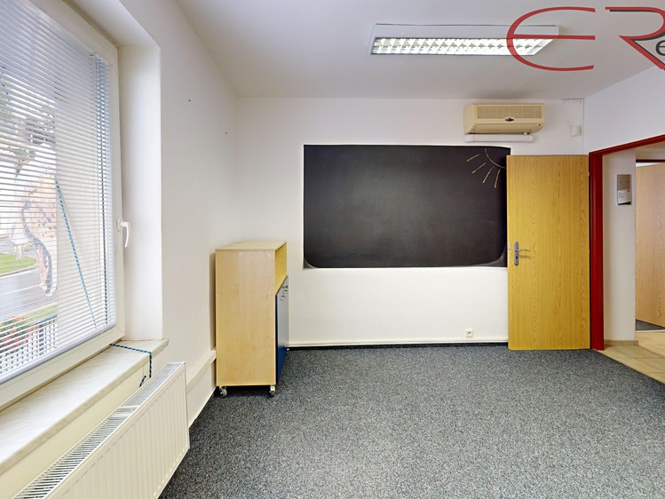 Комерційне приміщення на продаж, 1 800 м² (19 з 27)