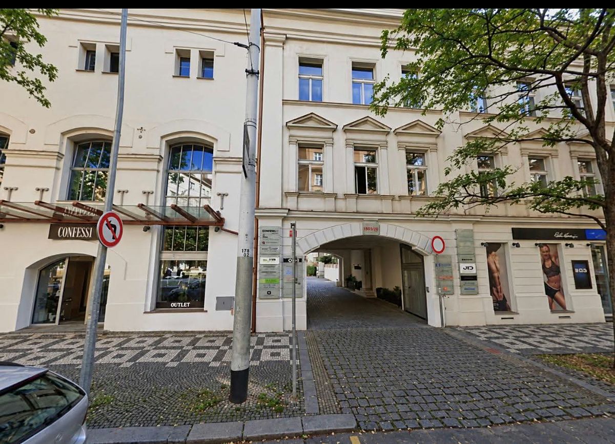 Pronájem garážového stání 13 m²