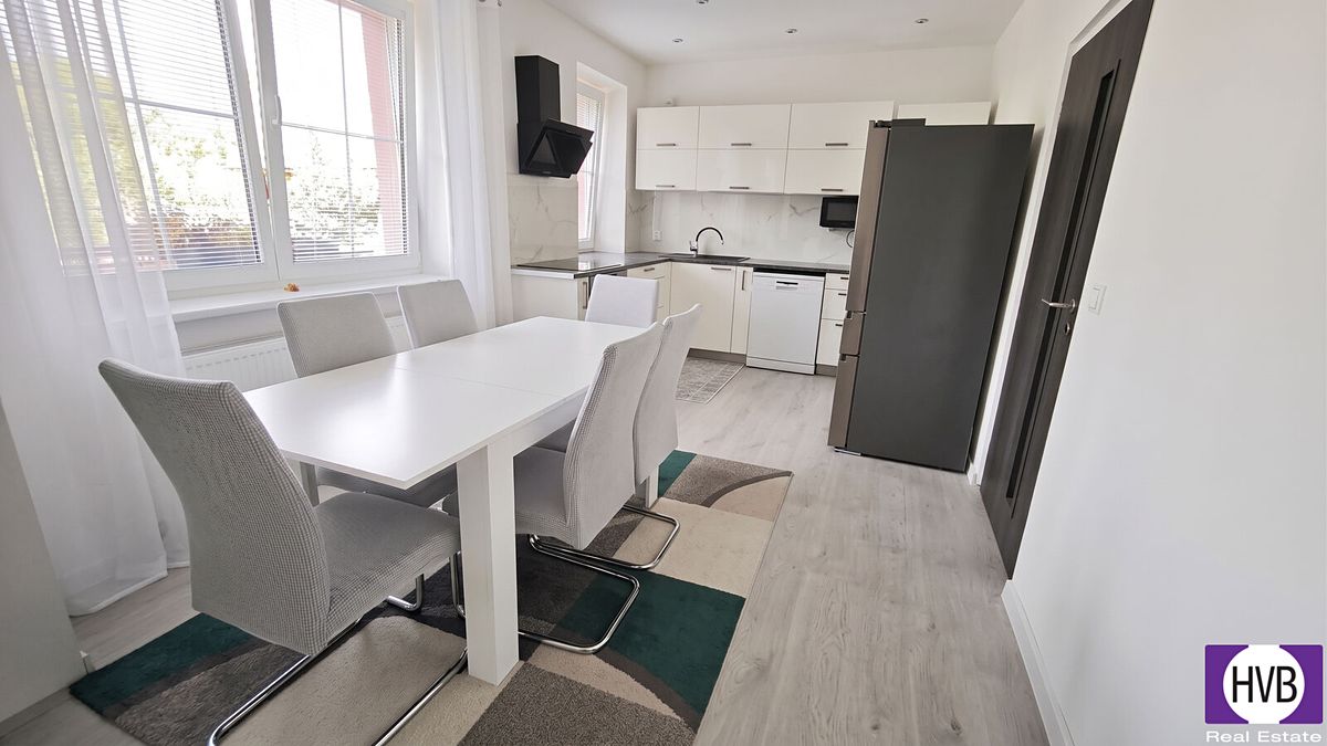 Pronájem bytu 6 pokojů a více 162 m² – fotografie 3